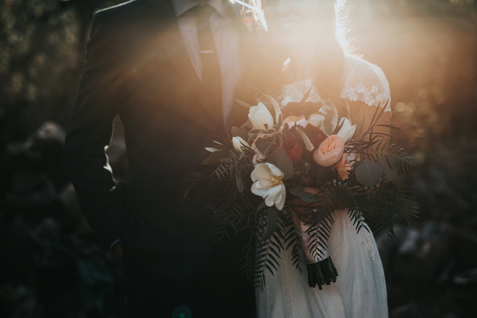 Pareja de novios abrazados al aire libre