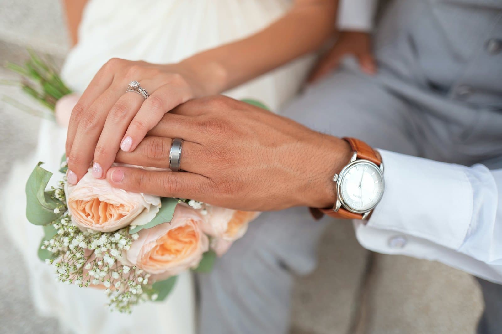 Manos de los novios con los anillos